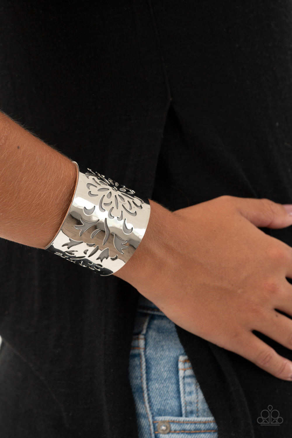 Get Your Bloom On Silver
Cuff Bracelet Paparazzi