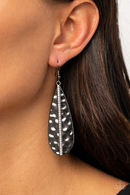 On The Up and UPSCALE Black
Earrings Paparazzi