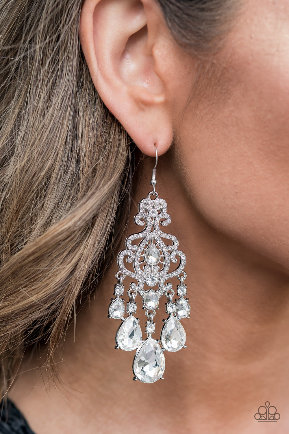 Queen Of All Things Sparkly White
Earrings - Daria's Blings N Things