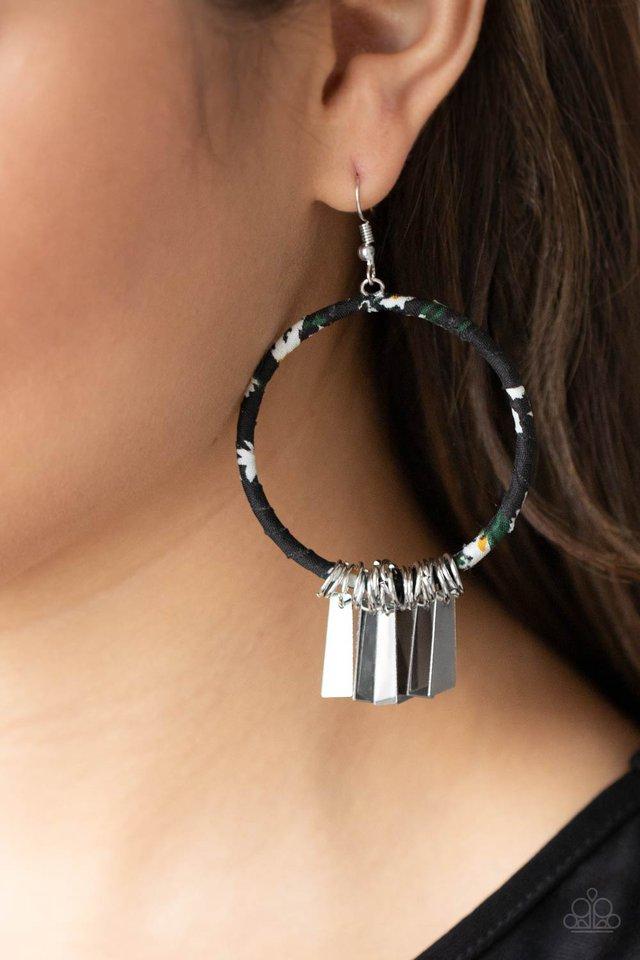 Garden Chimes Black
Earrings - Daria's Blings N Things